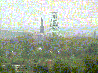 Blick vom Tippelsberg in Grumme über Bochum, Turm der Christuskirche und Förderturm über dem Bergbau-museum